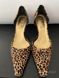 Scarpe leopardate con strass e tacco alto