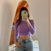 Top corto viola a costine con collo arrotolato