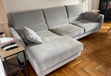 Divano a 3 posti, con chaise-longue. Ikea Slatorp.