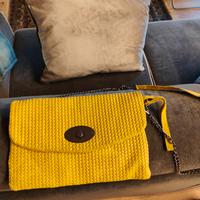 borsa di pelle gialla con catena amovibile
