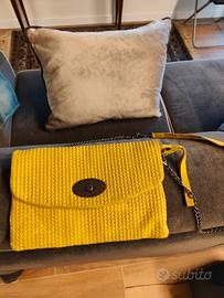 borsa di pelle gialla con catena amovibile