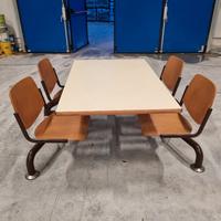 Tavolo con sedute integrate