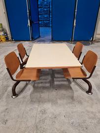 Tavolo con sedute integrate