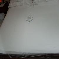 Copriletto con lenzuola e 2 federe