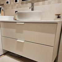 Mobile bagno con cassetti, lavabo e miscelatore