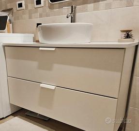 Mobile bagno con cassetti, lavabo e miscelatore