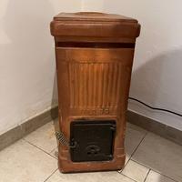 Stufa a legna in terracotta con sportello in ghisa