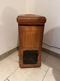 Stufa a legna in terracotta con sportello in ghisa