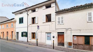 Cielo-terra con corte e mansarda: spazio, panorama