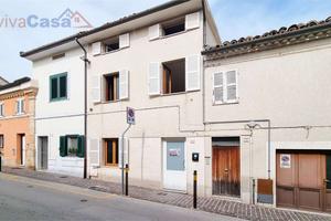 Cielo-terra con corte e mansarda: spazio, panorama