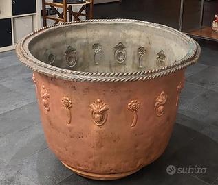 Grande caldera in rame finemente decorata