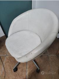 poltrona di pelle bianca