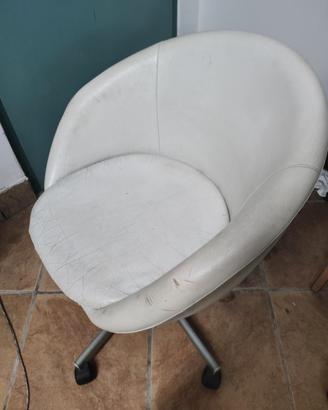 poltrona di pelle bianca