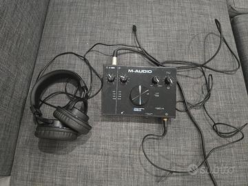 microfono con tre piedi,  amplificatore 