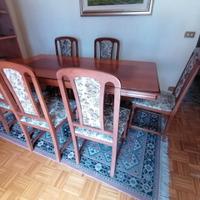 Tavolo e sedie in legno massiccio