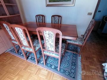 Tavolo e sedie in legno massiccio
