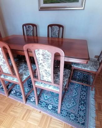 Tavolo e sedie in legno massiccio