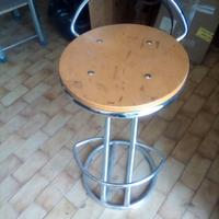 Sgabello con sedile in legno