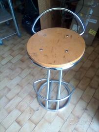 Sgabello con sedile in legno