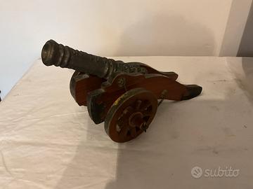 Modellino decoratico di un cannone antico