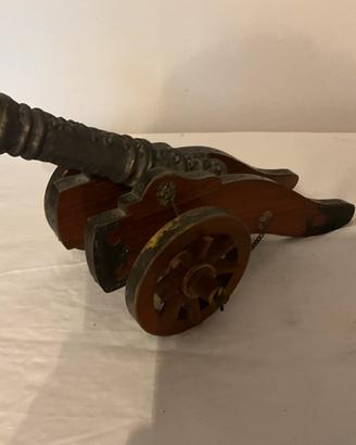 Modellino decoratico di un cannone antico