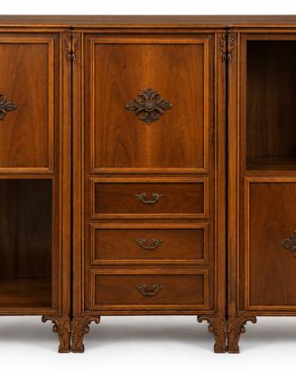 Credenza a tre moduli in legno massello intagliato