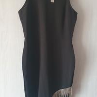 vestito tubino elegante con dettaglio gioiello