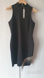 vestito tubino elegante con dettaglio gioiello