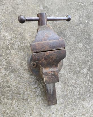 Morsa da banco in ferro , usata