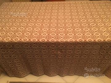 Copriletto matrimoniale lavorato all'uncinetto