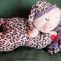 Orsetto che dorme di peluche