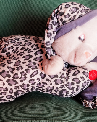 Orsetto che dorme di peluche