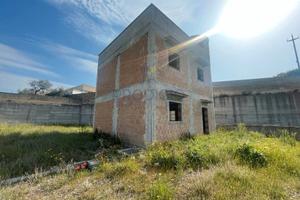 Ampia palazzina con terreno a Bisceglie