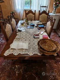 tavolo in legno massiccio e sedie 