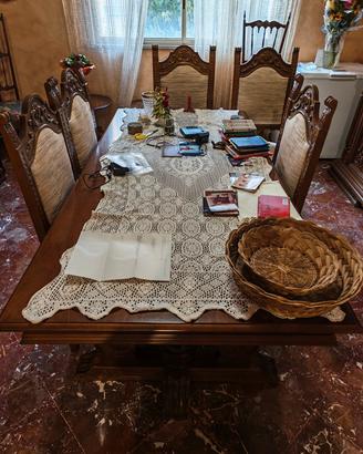 tavolo in legno massiccio e sedie 