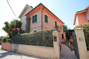 Casa singola in zona residenziale