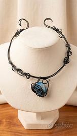 Collana artigianale con ciondolo intrecciato e pie