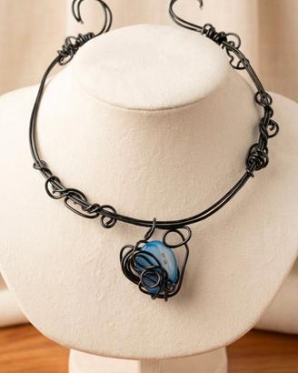 Collana artigianale con ciondolo intrecciato e pie