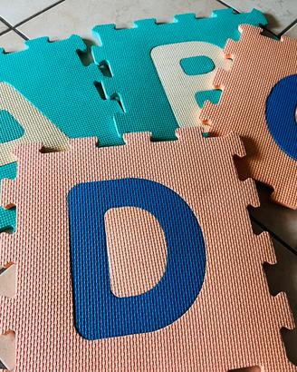 Tappeto puzzle lettere e numeri