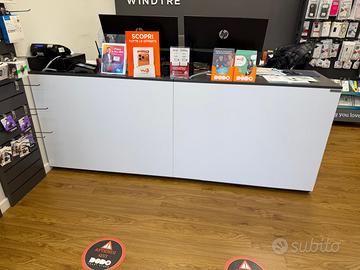 Bancone e vetrine uso negozio