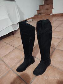 Stivali neri sopra il ginocchio