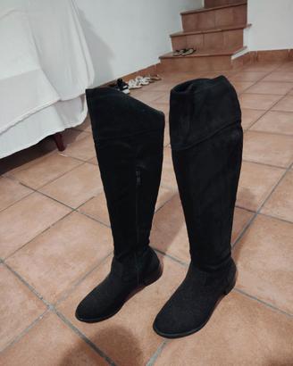 Stivali neri sopra il ginocchio