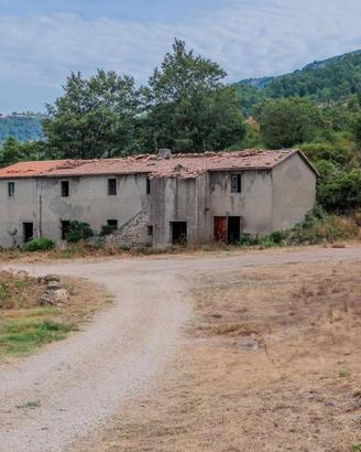 Casale da ristrutturare con vista mare
