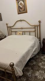 Letto in ottone placcato in oro zecchino 