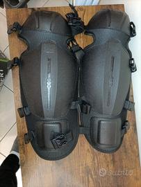 2 paia di parastinchi anti infortunio 