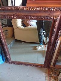 Specchio con cornice lavorata