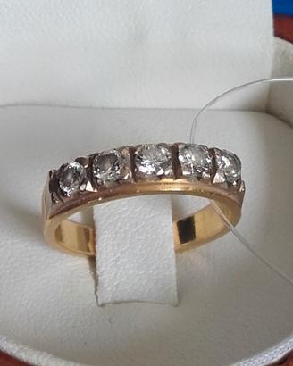 Anello in oro con brillanti a fascia