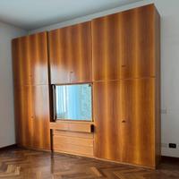 Ampio armadio 6 ante in legno con specchio