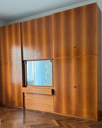 Ampio armadio 6 ante in legno con specchio