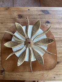 Decorazione in legno e impasto bianco e oro